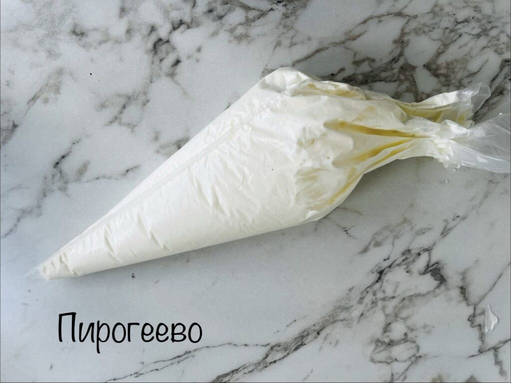 Перекладываем крем в мешок и убираем в холодильник