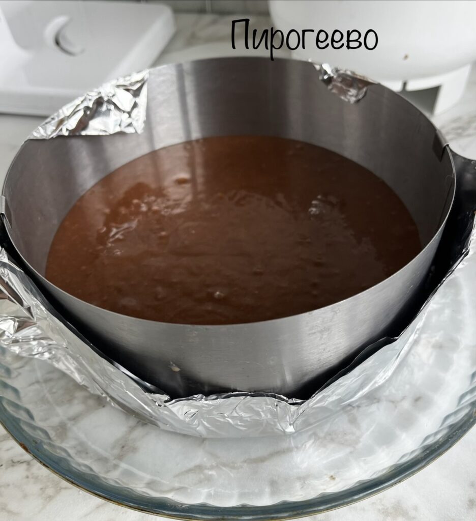 Отправляем шоколадный бисквит для торта выпекаться