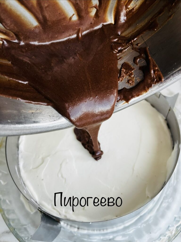 Поливаем шоколадной глазурью торт